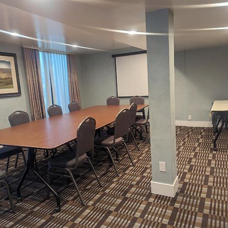 Wyndham Visalia Hotel Екстериор снимка