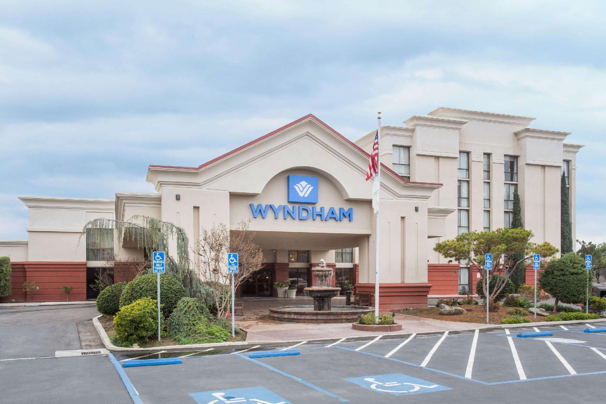 Wyndham Visalia Hotel Екстериор снимка