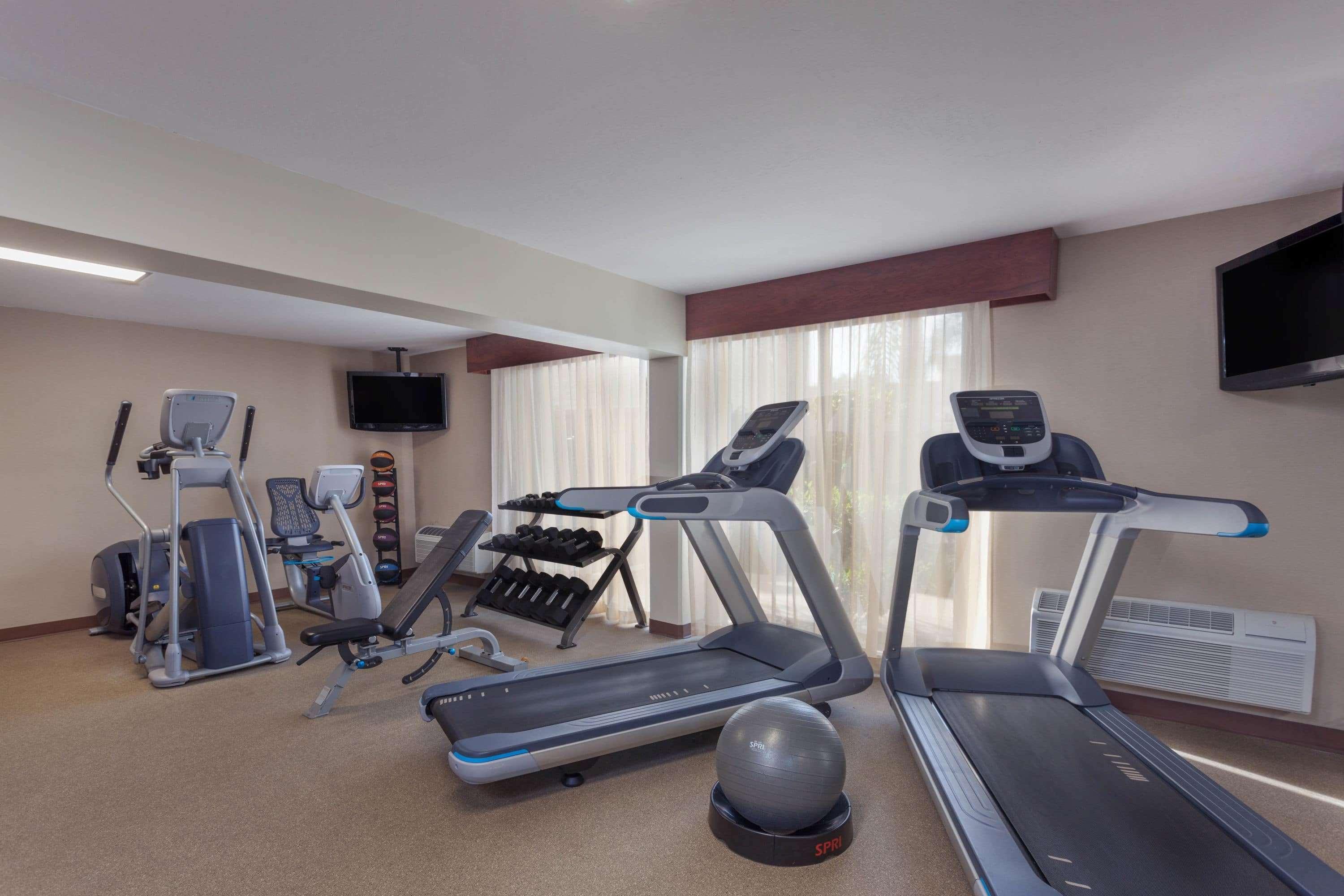Wyndham Visalia Hotel Екстериор снимка