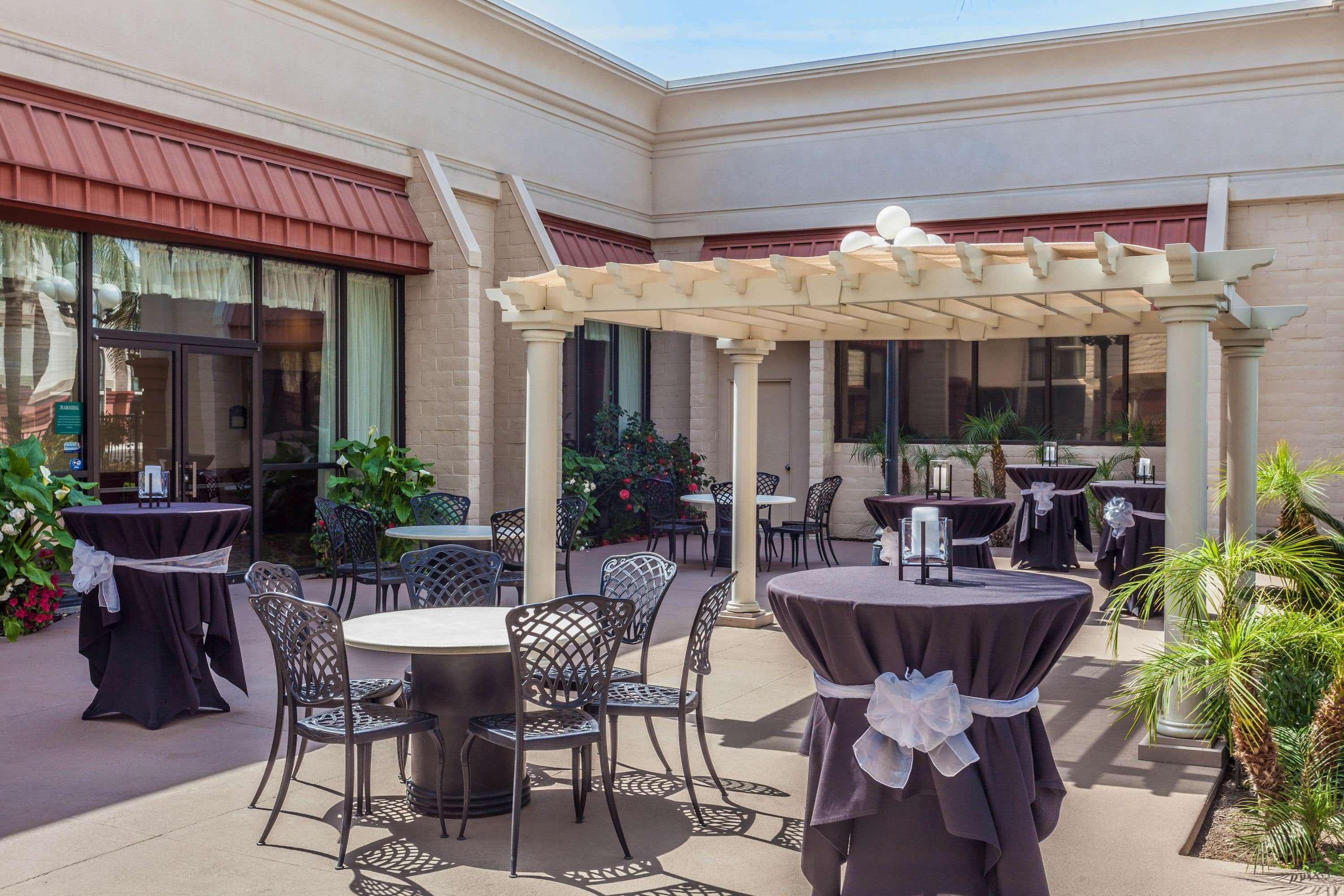 Wyndham Visalia Hotel Екстериор снимка