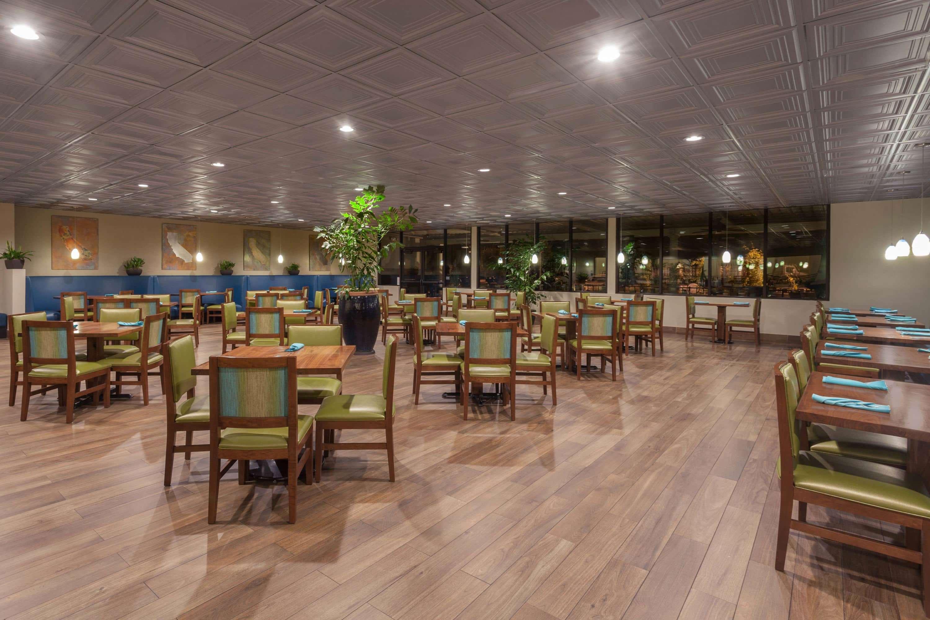 Wyndham Visalia Hotel Екстериор снимка