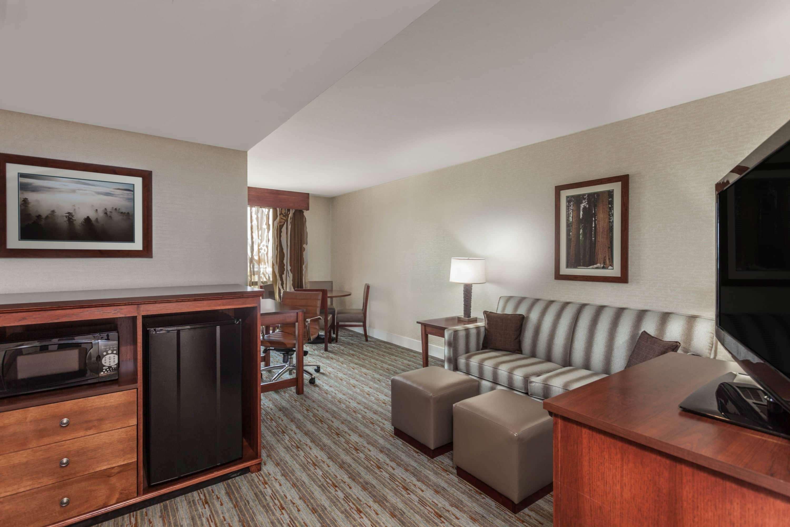 Wyndham Visalia Hotel Екстериор снимка