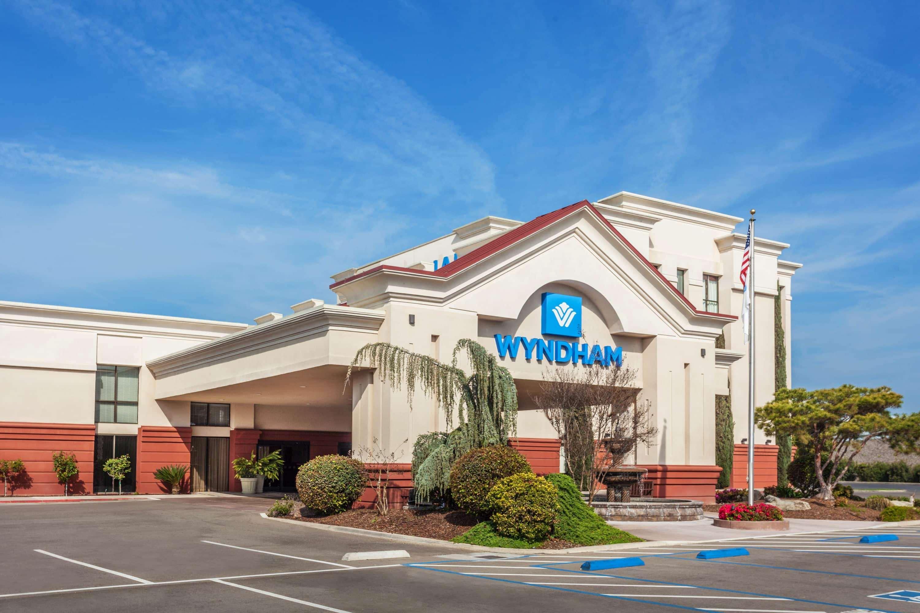 Wyndham Visalia Hotel Екстериор снимка