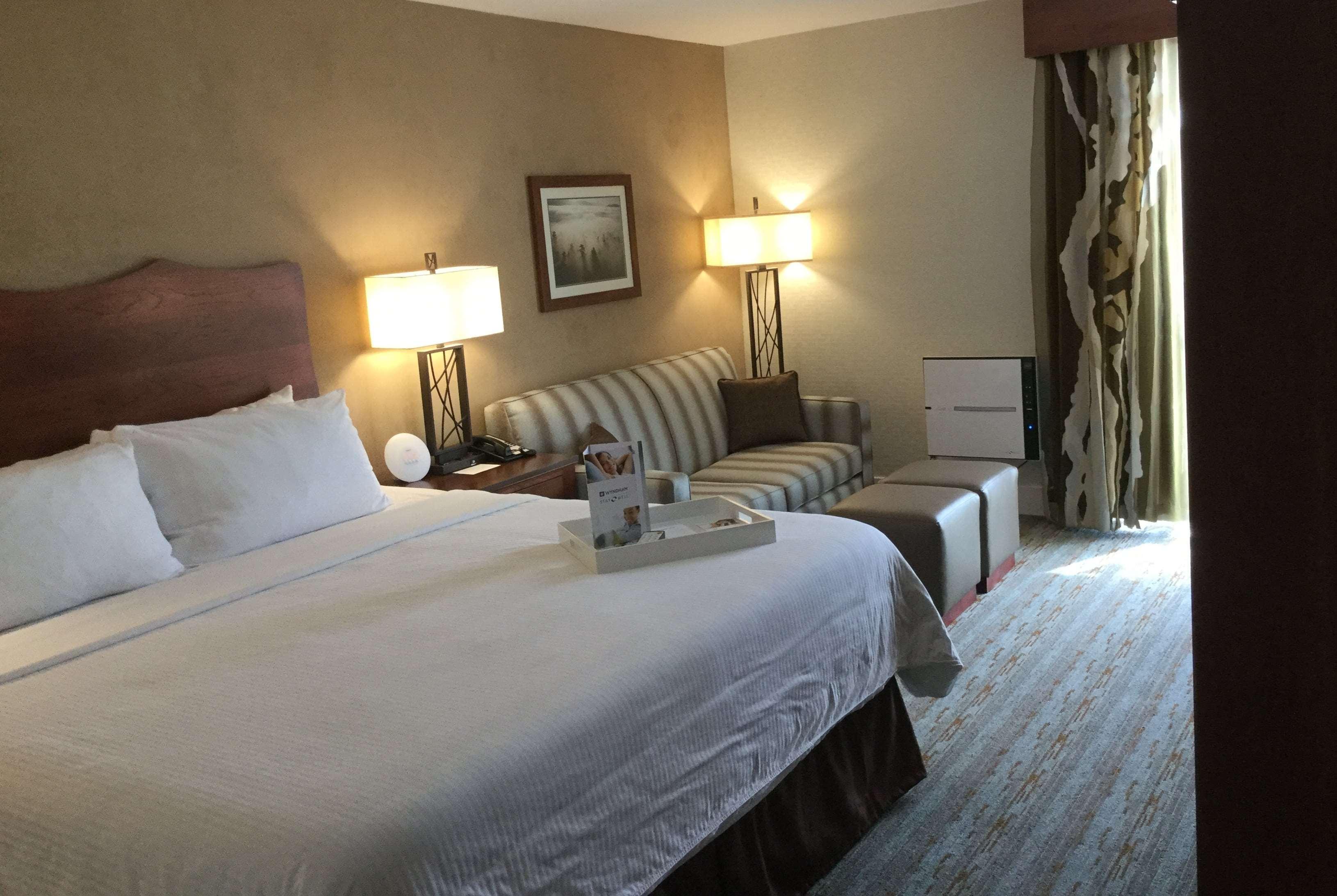 Wyndham Visalia Hotel Екстериор снимка