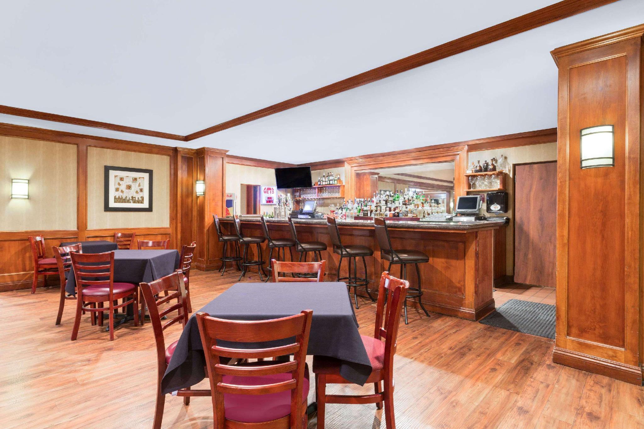 Wyndham Visalia Hotel Екстериор снимка