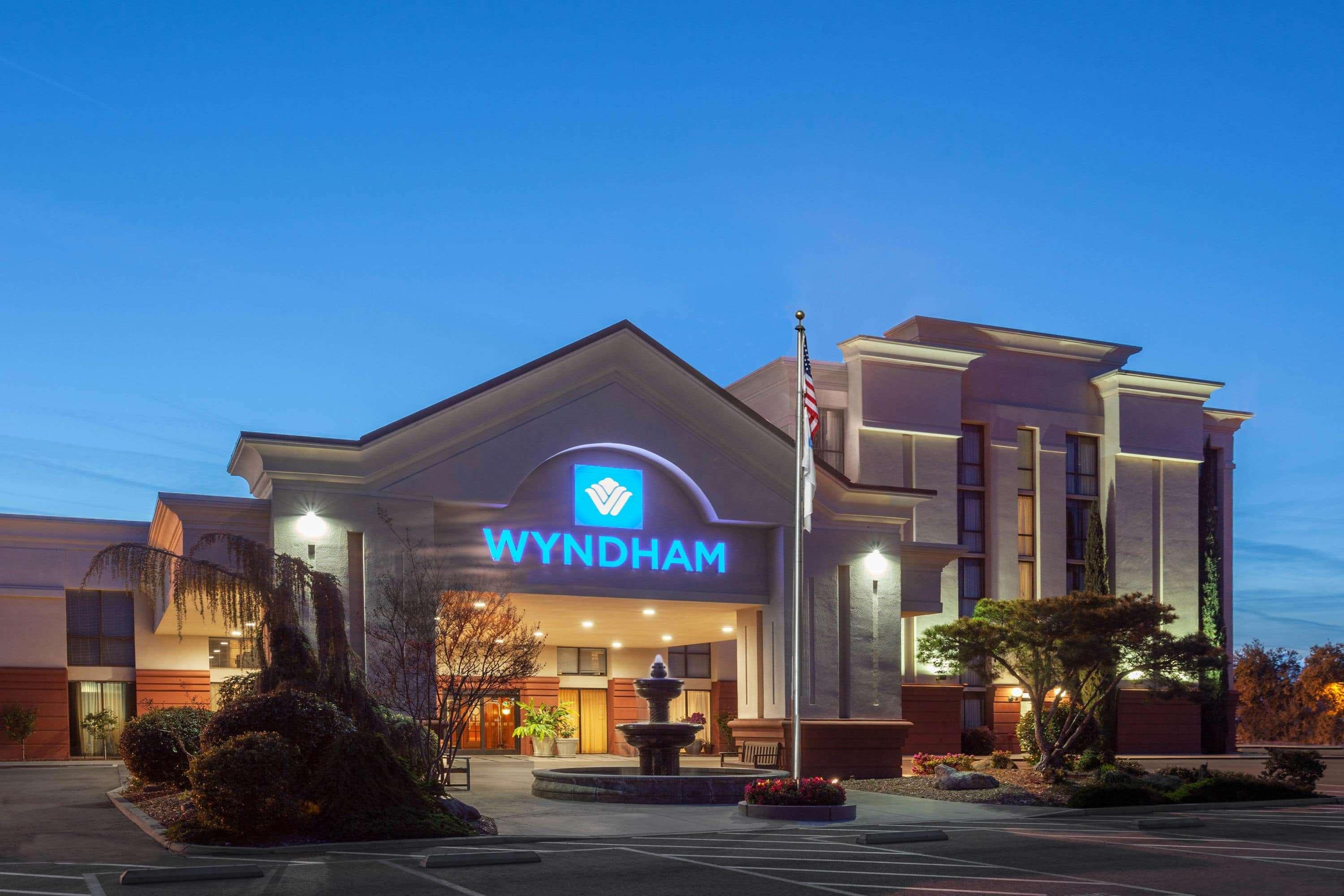 Wyndham Visalia Hotel Екстериор снимка