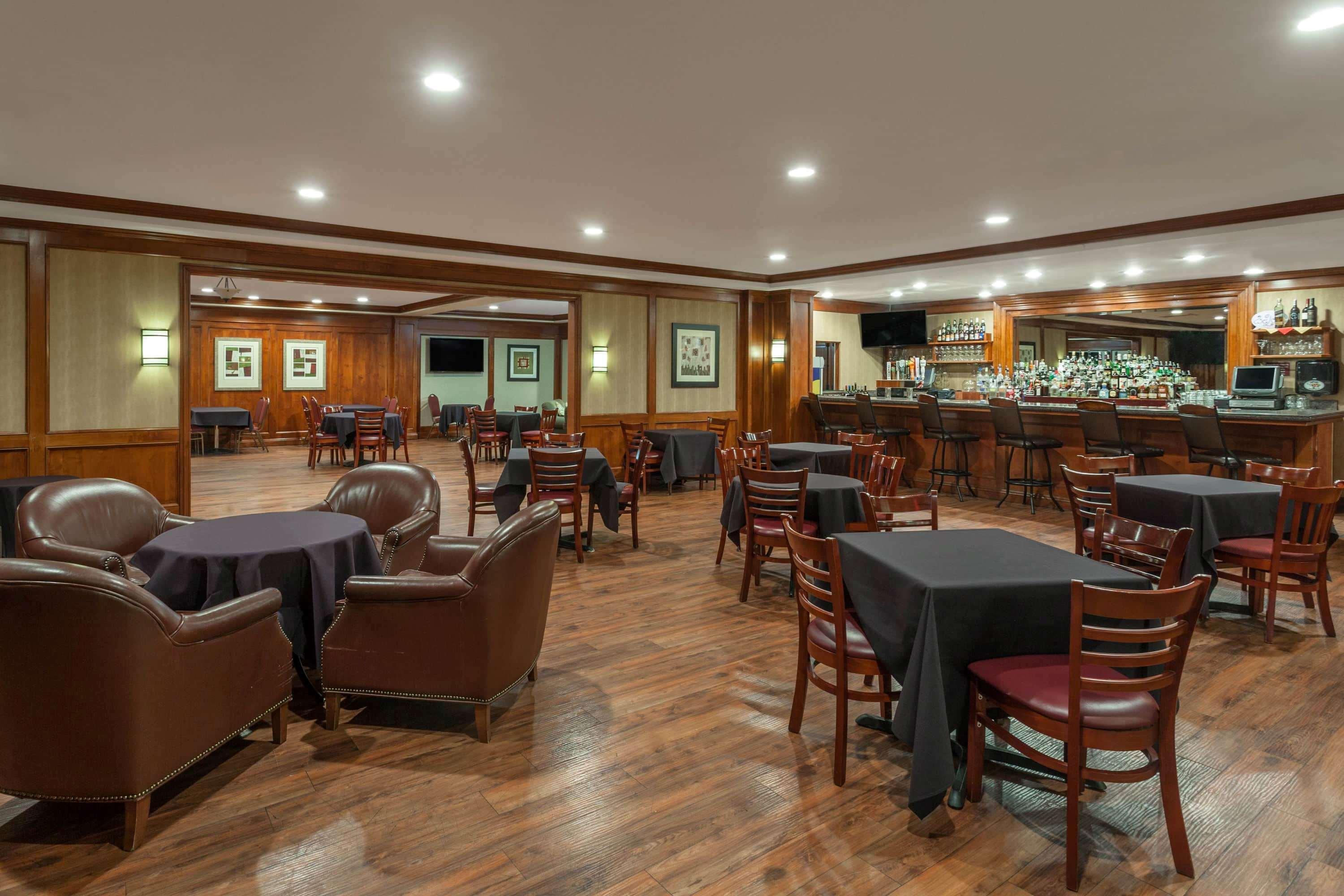 Wyndham Visalia Hotel Екстериор снимка