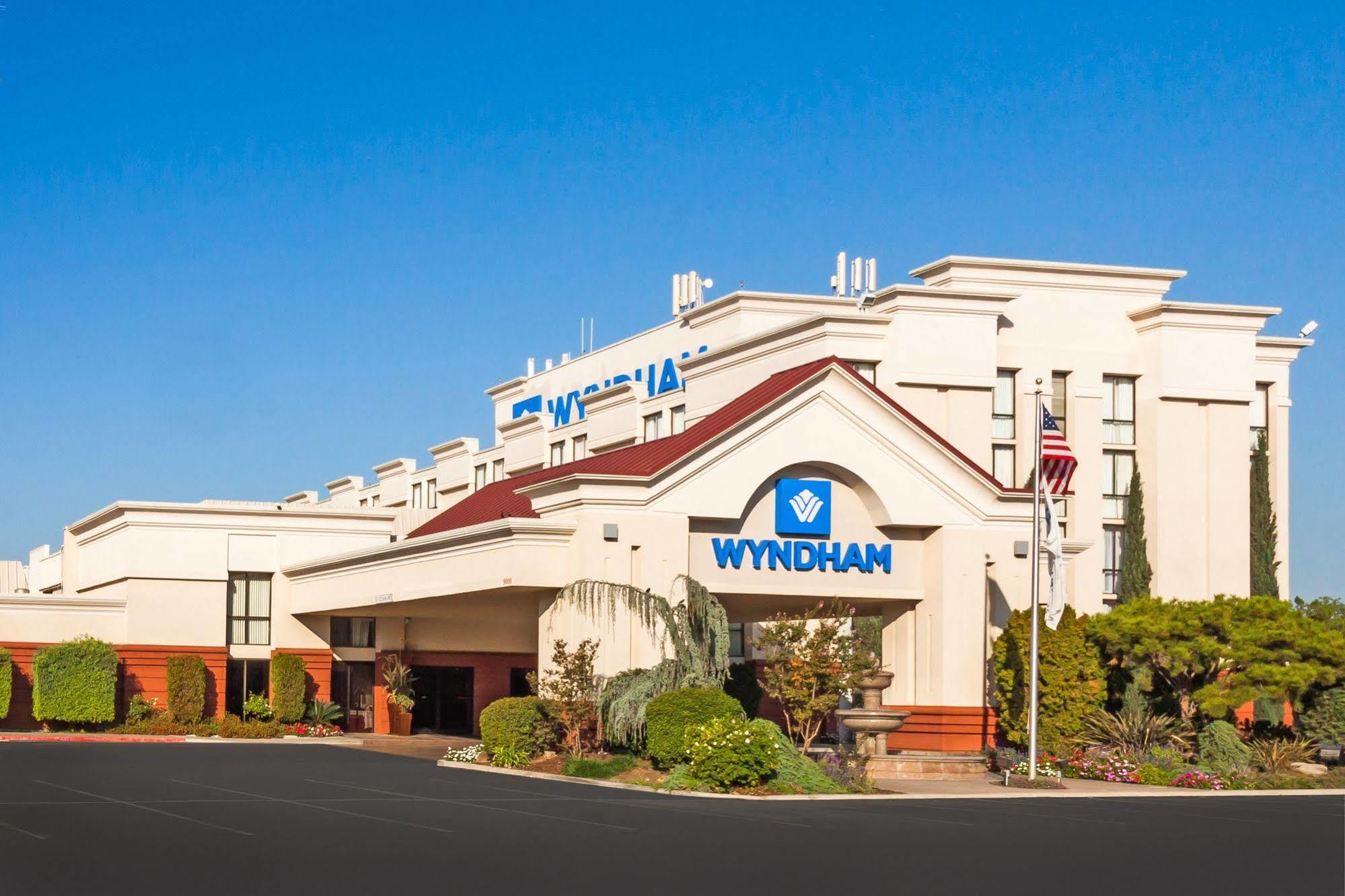 Wyndham Visalia Hotel Екстериор снимка