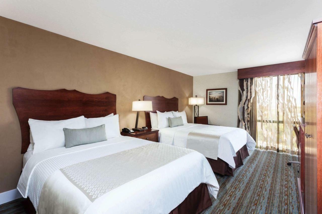 Wyndham Visalia Hotel Екстериор снимка