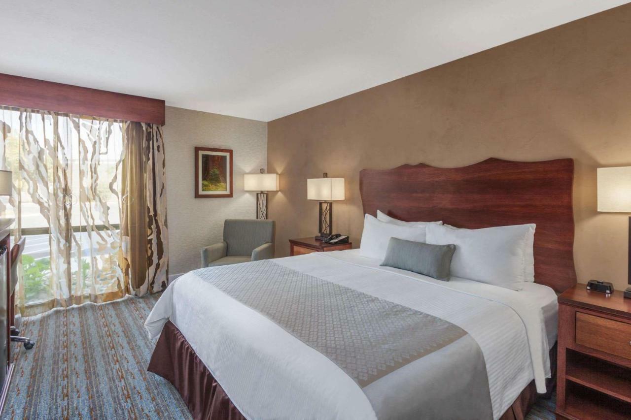 Wyndham Visalia Hotel Екстериор снимка