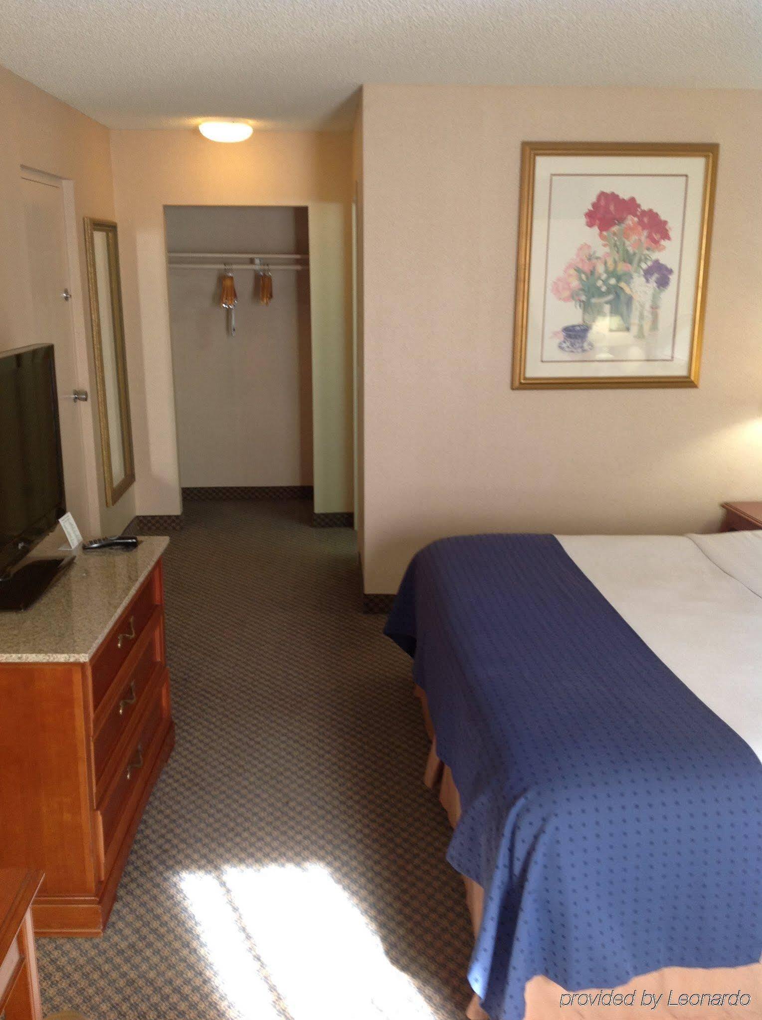 Wyndham Visalia Hotel Екстериор снимка