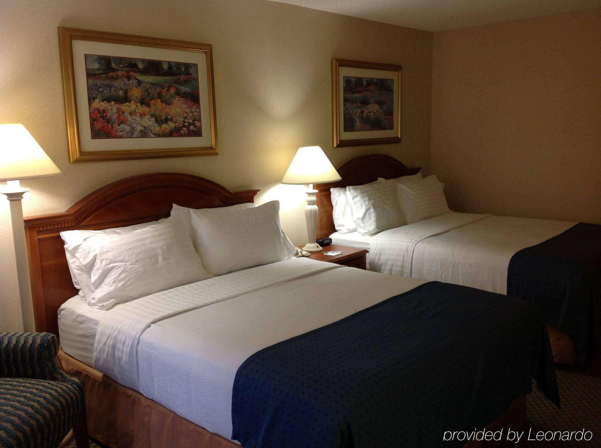 Wyndham Visalia Hotel Екстериор снимка