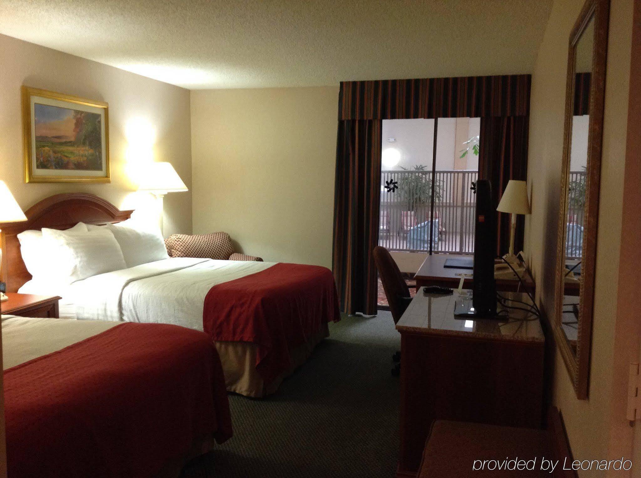Wyndham Visalia Hotel Екстериор снимка