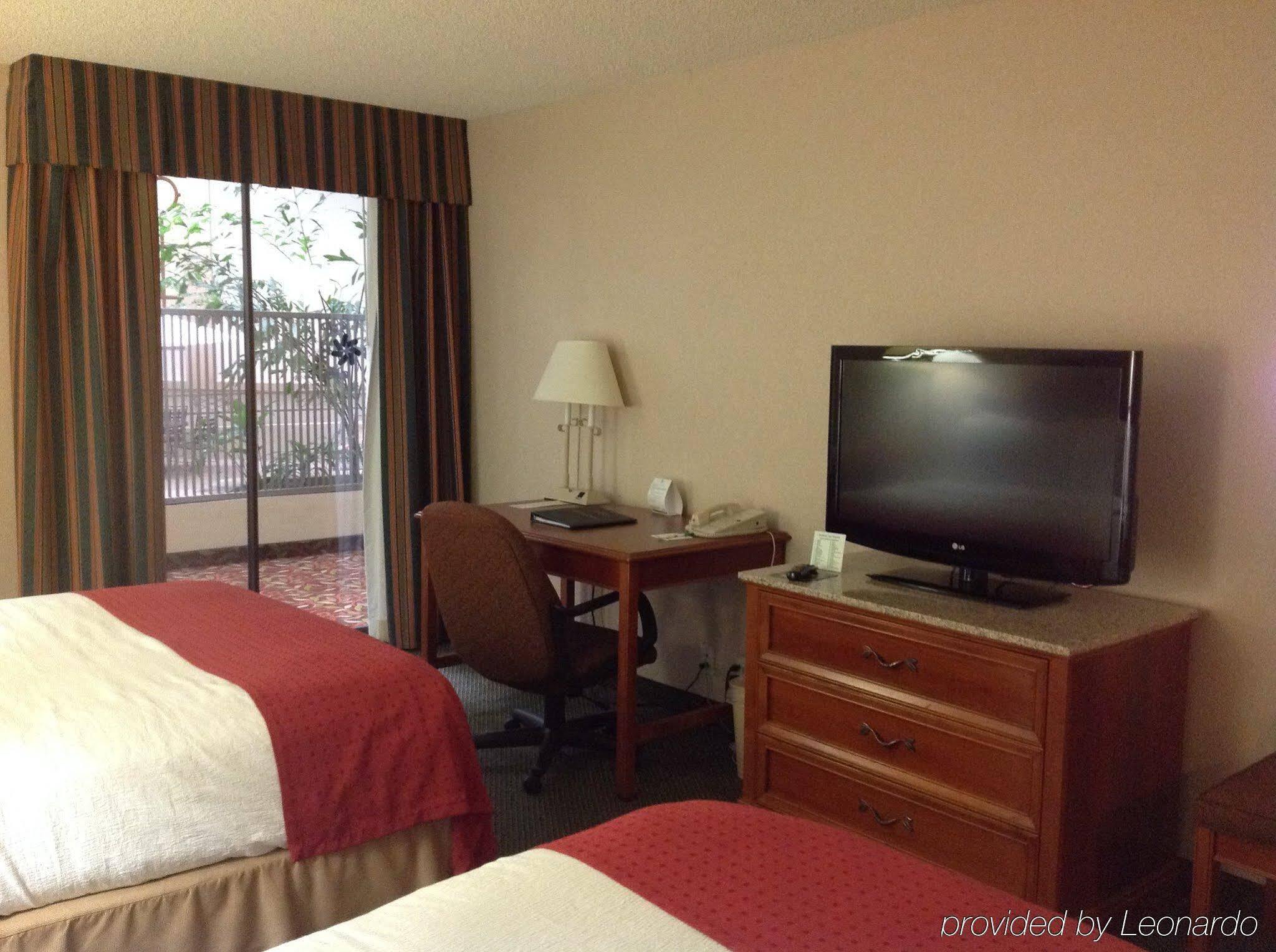 Wyndham Visalia Hotel Екстериор снимка